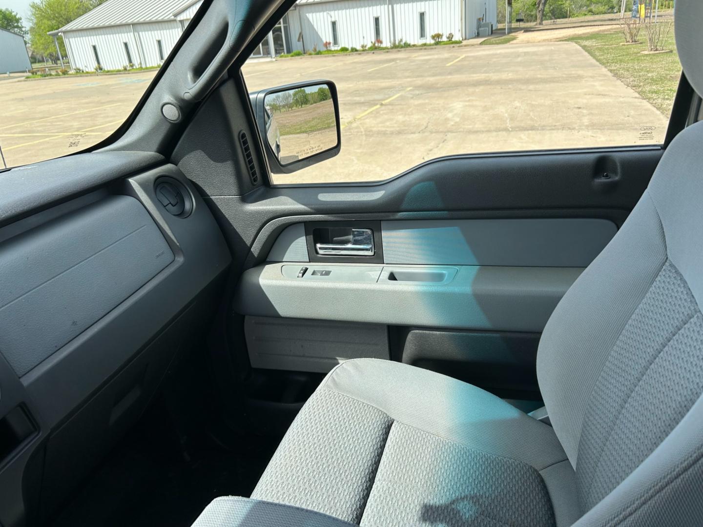 2014 White /Gray Ford F-150 XL SuperCab 6.5-ft. Bed 2WD (1FTEX1CM2EK) with an 3.7L V6 DOHC 24V engine, 6-Speed Automatic transmission, located at 17760 Hwy 62, Morris, OK, 74445, (918) 733-4887, 35.609104, -95.877060 - 2014 FORD F-150 XL SUPERCAB 6.5-ft. BED 2WD 3.7L V6 FEATURES KEYLESS REMOTE ENTRY, POWER LOCKS, POWER WINDOWS, AM/FM STEREO, SIRIUS XM STEREO, CD PLAYER, AUXILLARY PORT, CRUISE CONTROL, TRACTION CONTROL, MULTI-FUNCTIONING STEERING WHEEL CONTROLS, TRAILER HITCH. HAS 143,869 MILES WITH 235/75R17 TIR - Photo#9